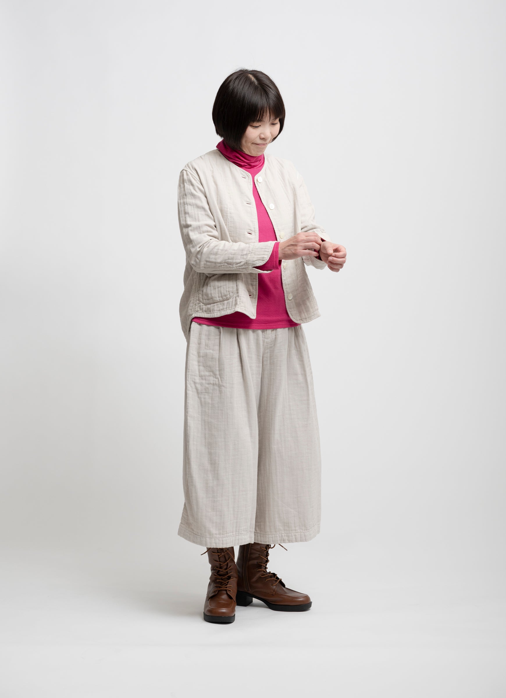 【セール】 CADUNE カデュネ　サテンフレアパンツ　オフホワイト セール】 CADUNE カデュネ サテンフレアパンツ オフホワイト