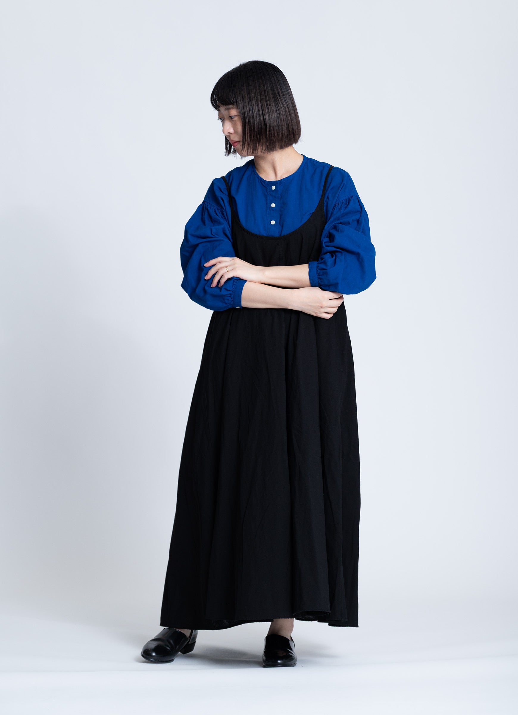 インディゴ染　AO 代官山 ギャザーカシュクール ロング　ガーゼドレス　羽織 トップス｜ao 公式オンラインショップ – ao（アオ）