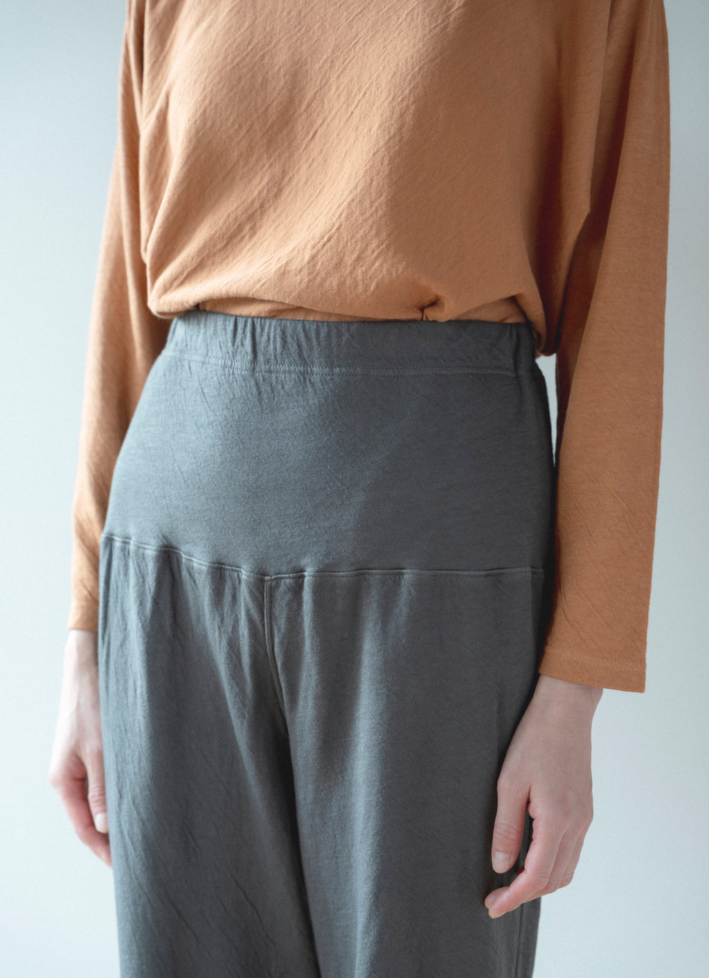 シルク混なめらかリラックスパンツ