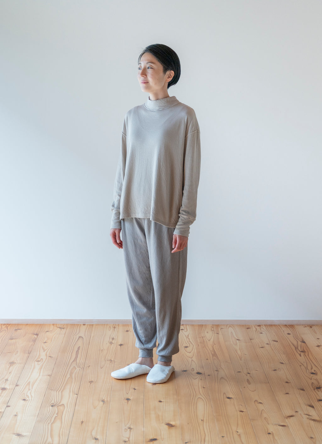 シルク混なめらかリラックスパンツ