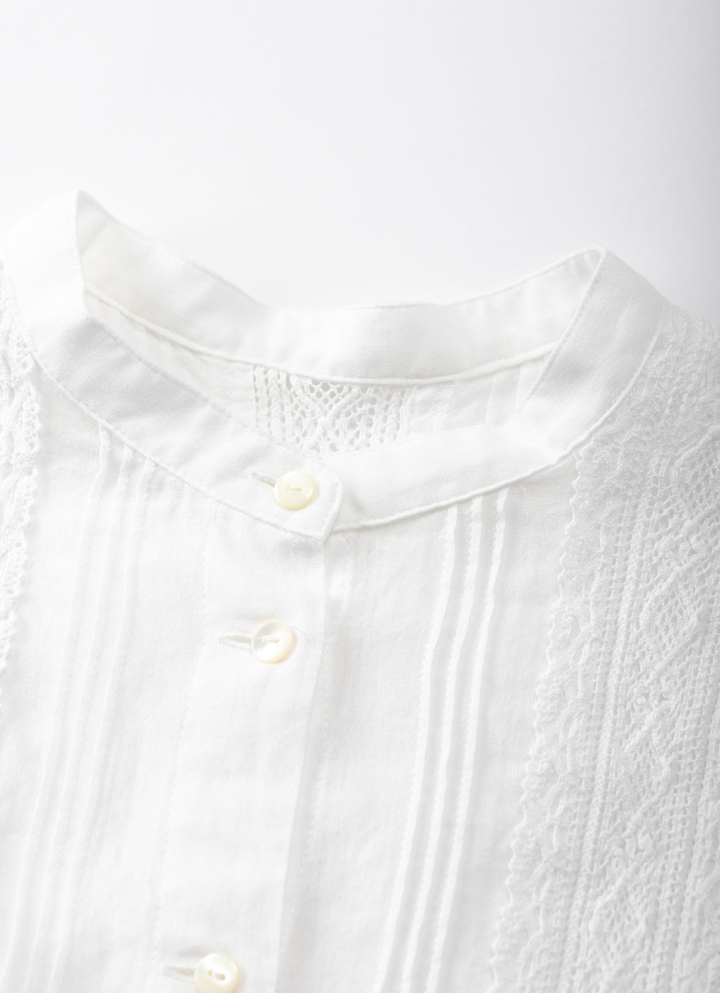 ピンタックレースブラウス