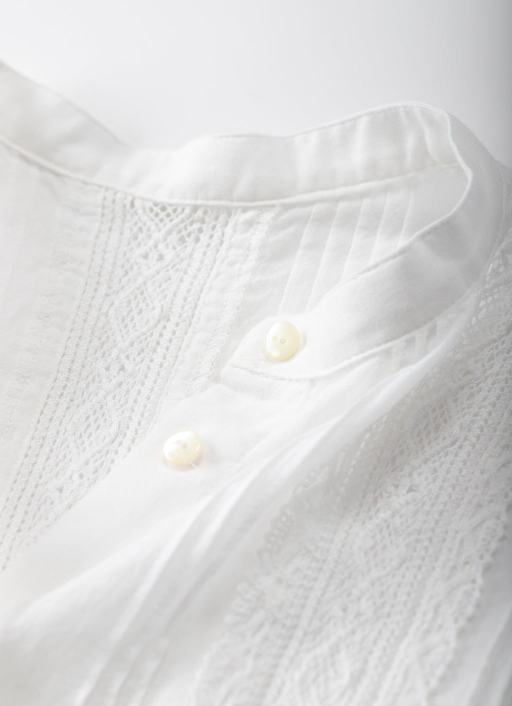 ピンタックレースブラウス