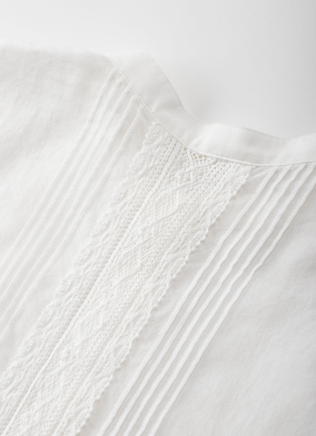 ピンタックレースブラウス