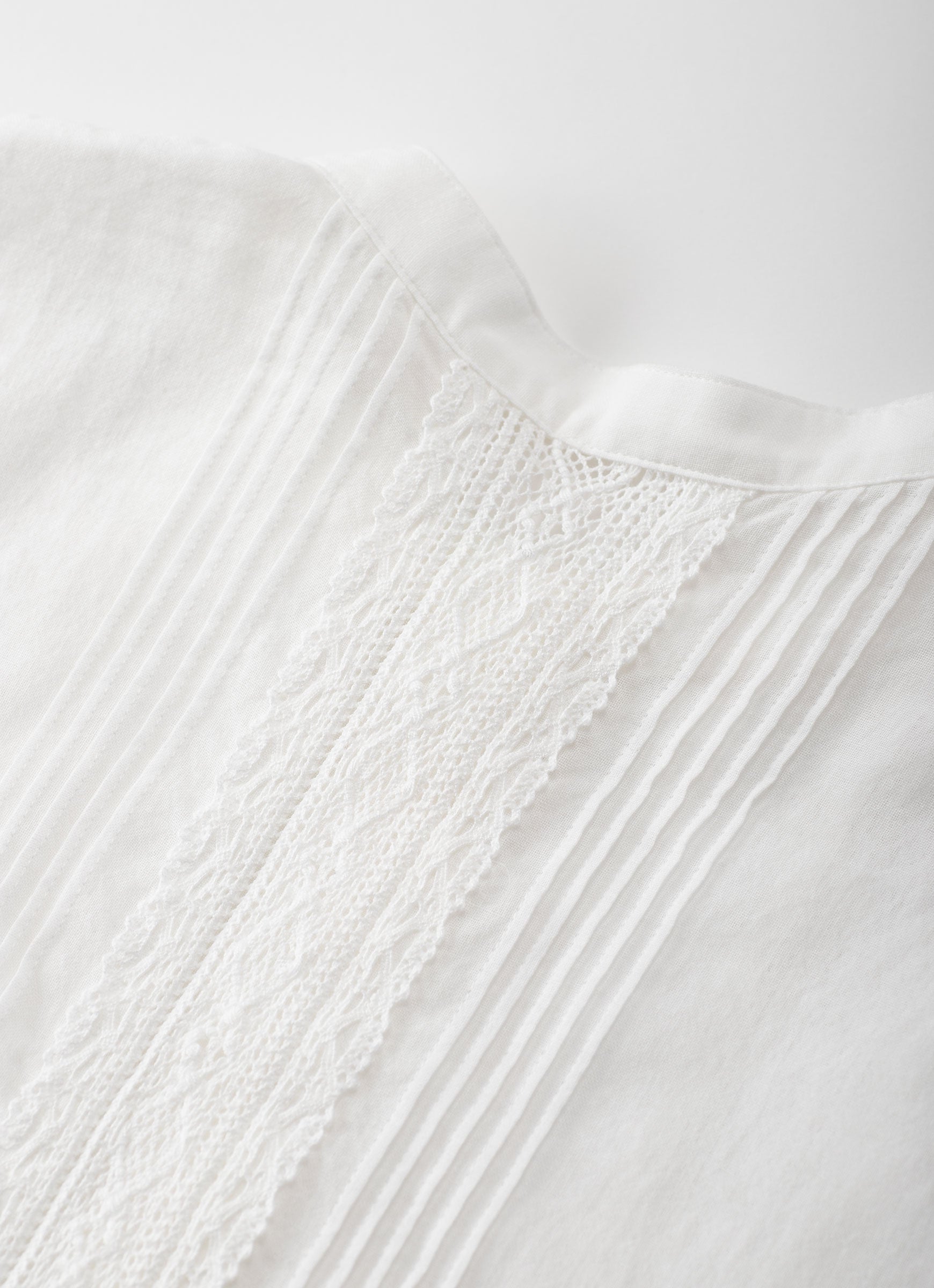 ピンタックレースブラウス