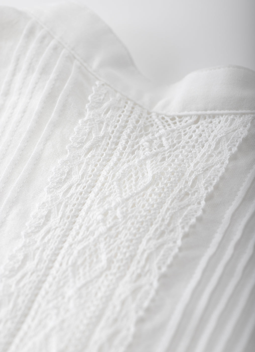 ピンタックレースブラウス