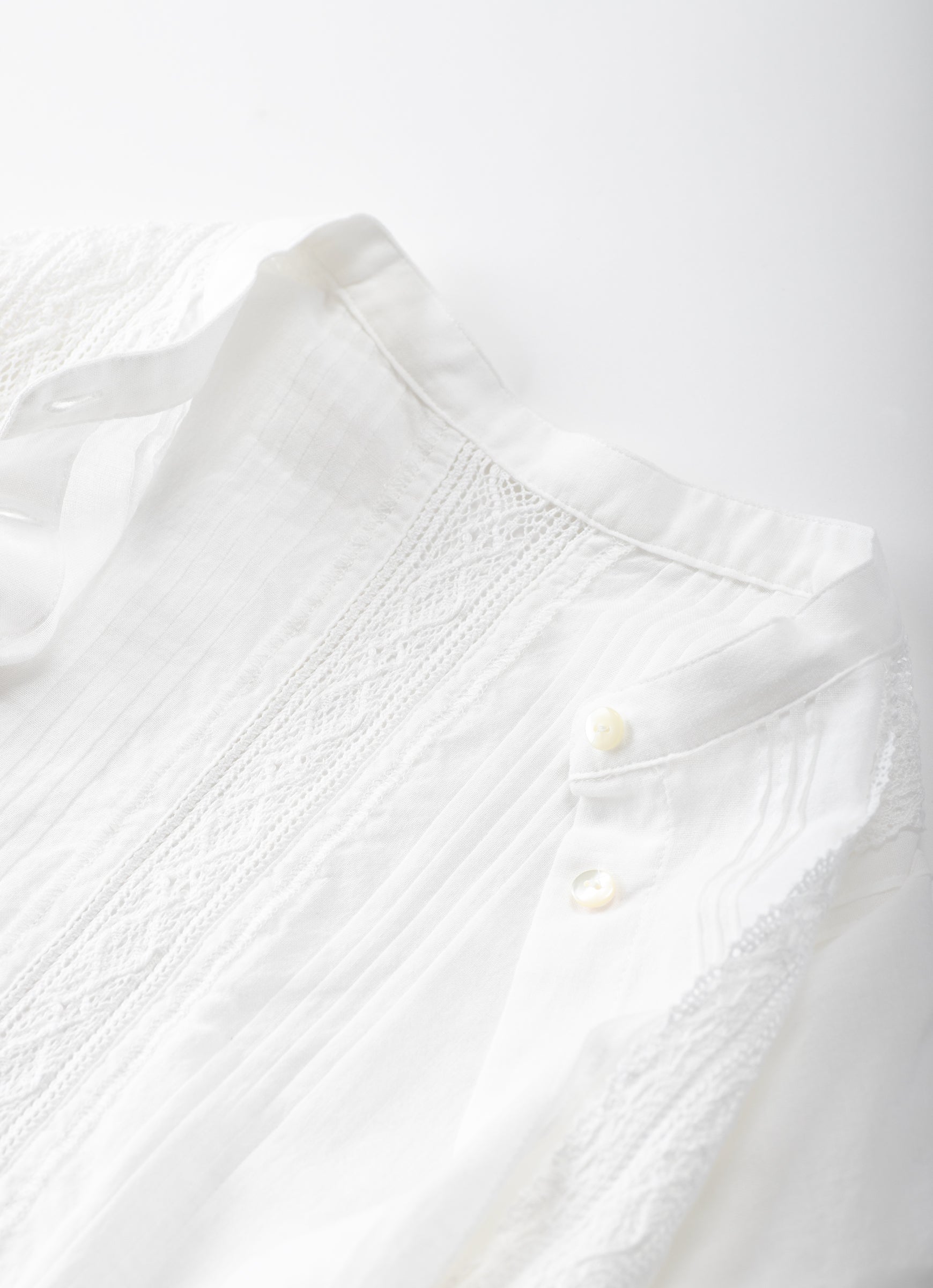 ピンタックレースブラウス