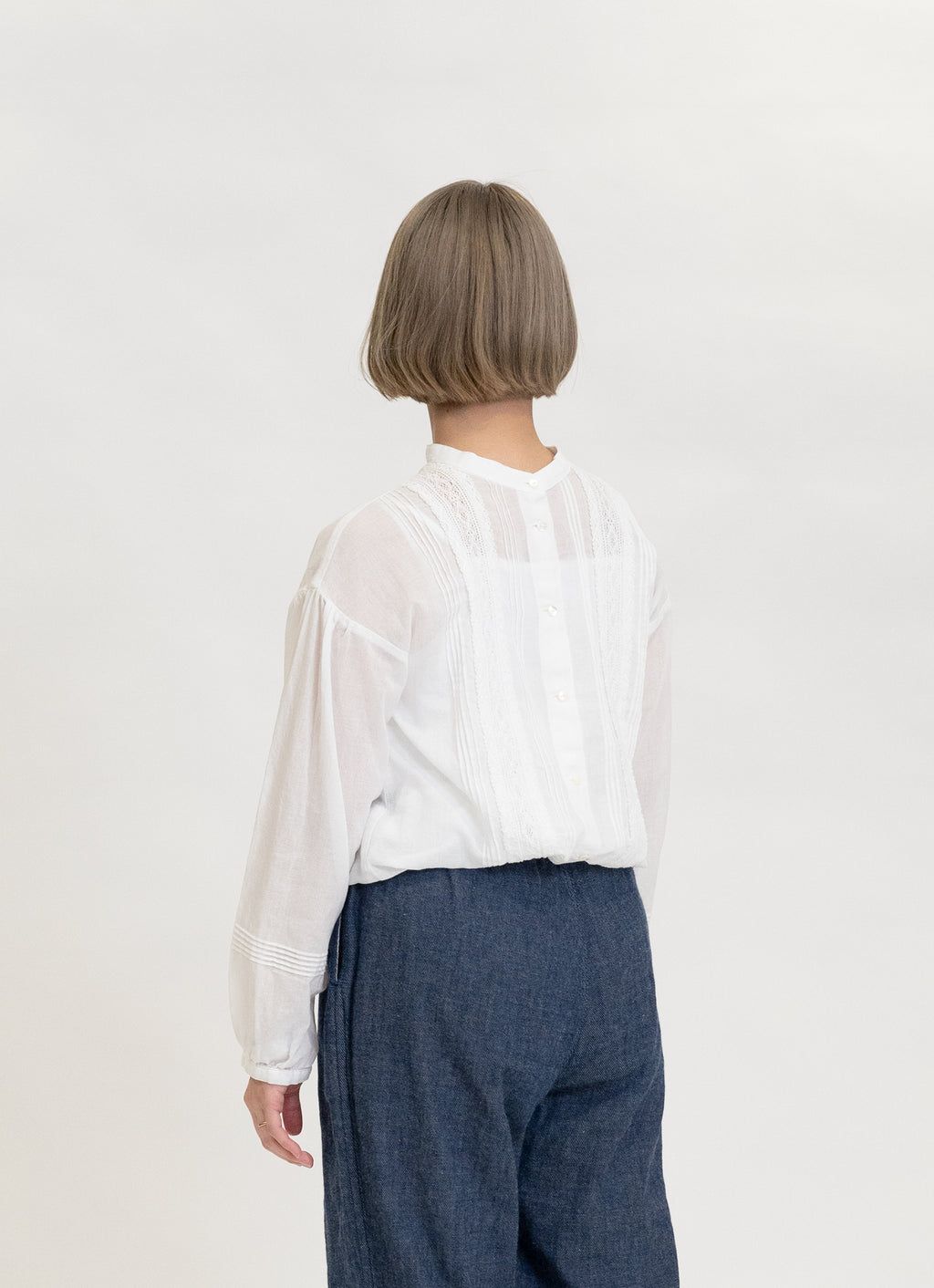 ピンタックレースブラウス