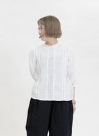 レースバックボタンブラウス