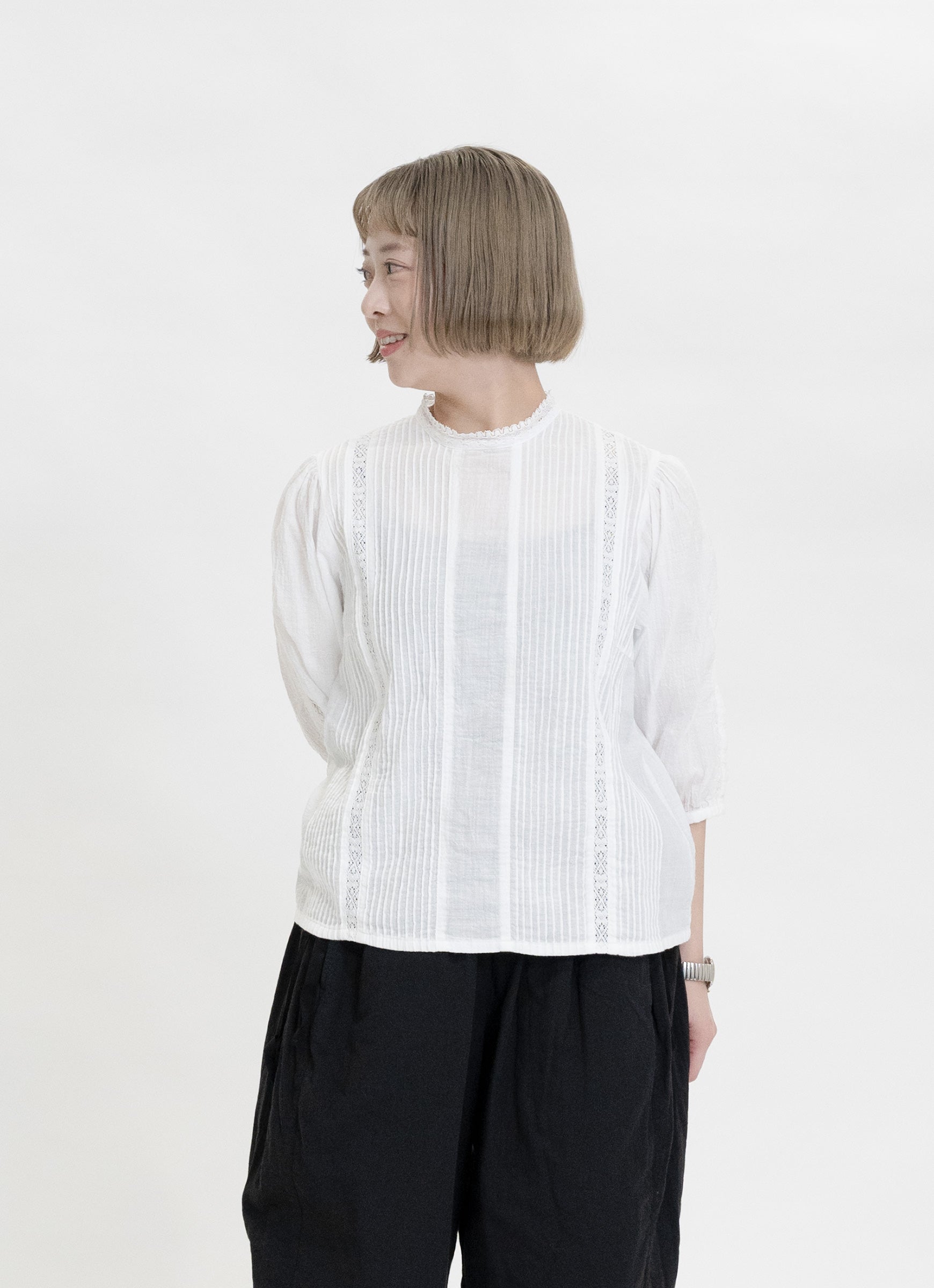 レースバックボタンブラウス