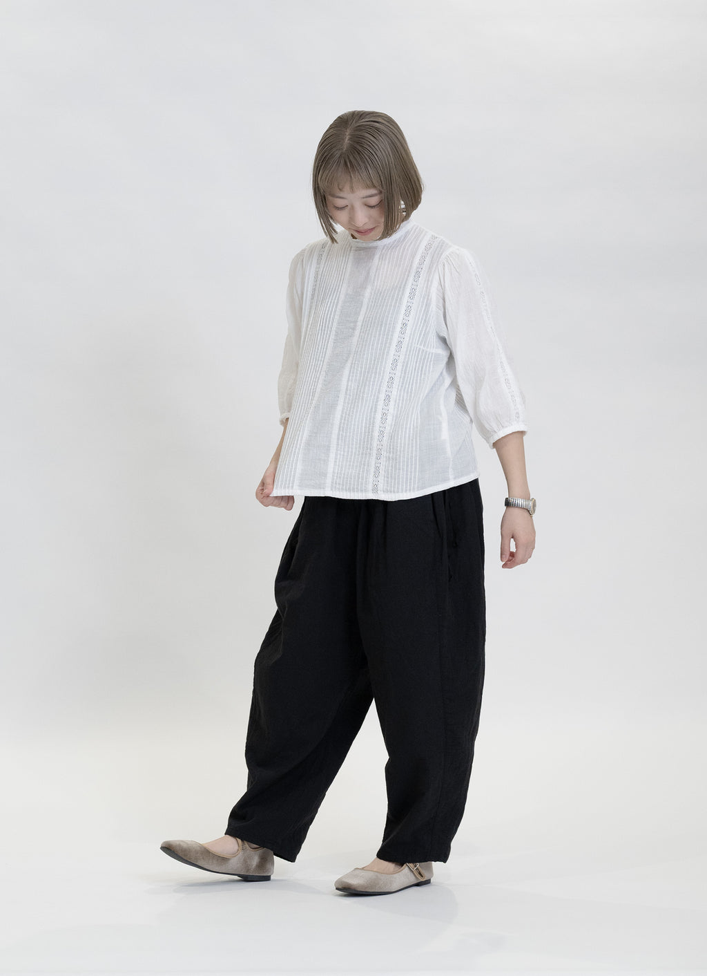 レースバックボタンブラウス