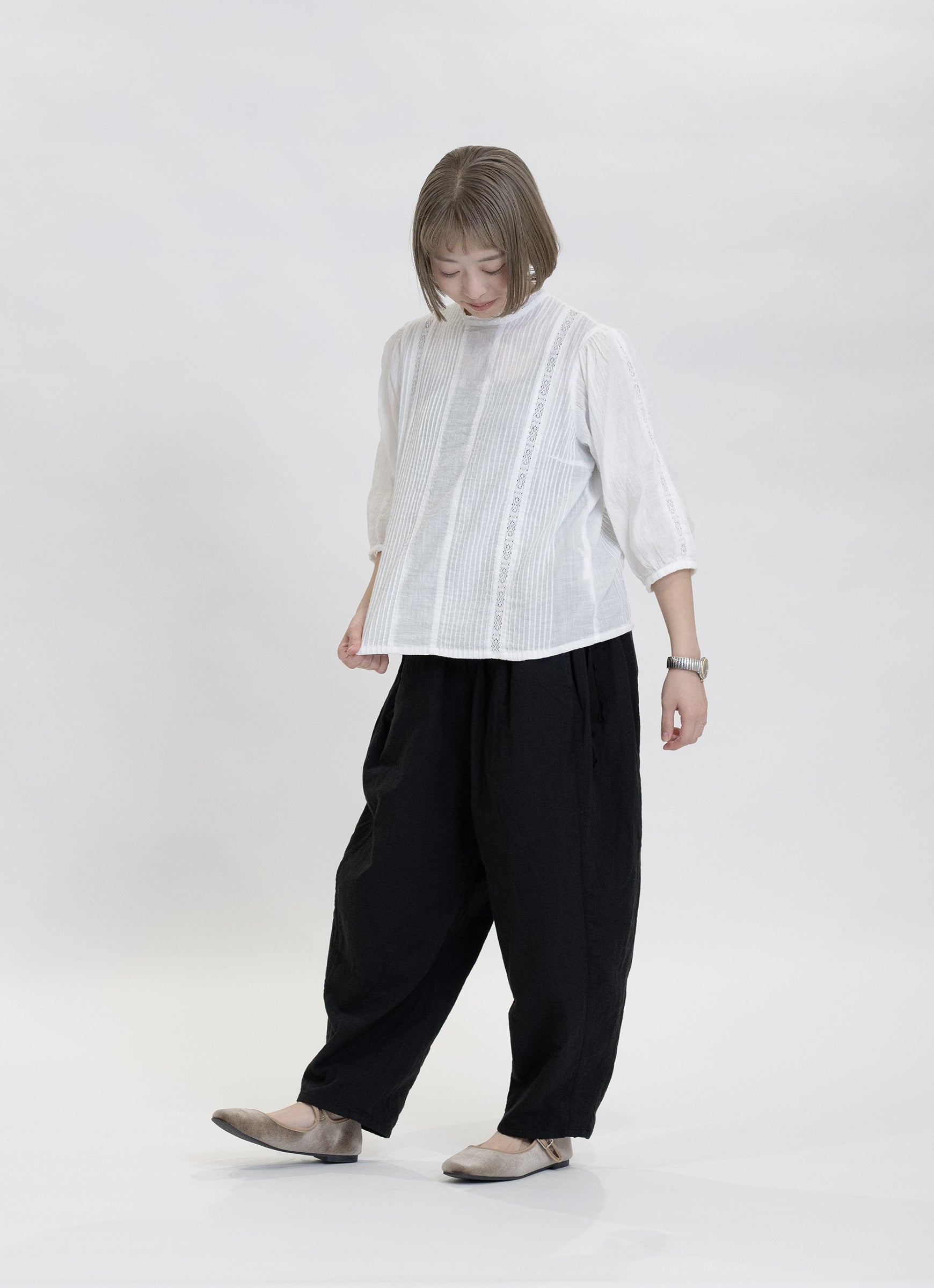 レースバックボタンブラウス