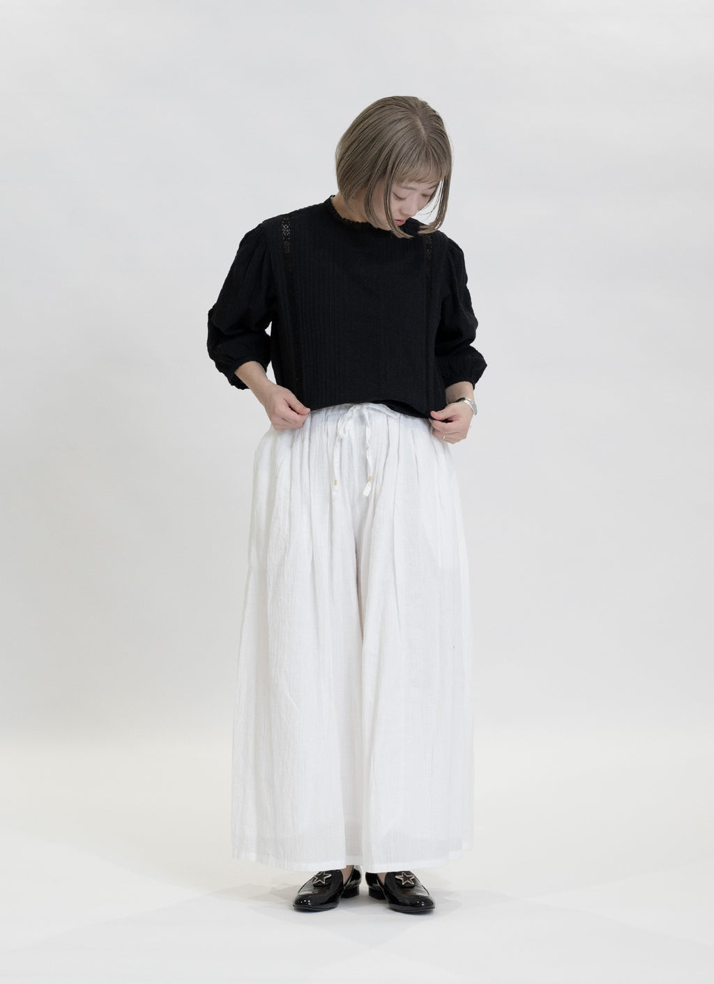 レースバックボタンブラウス