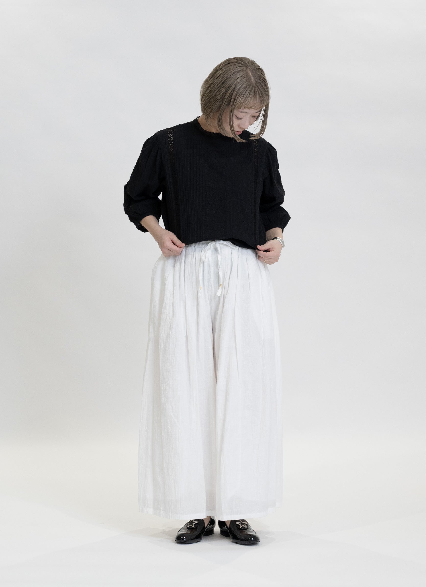 レースバックボタンブラウス