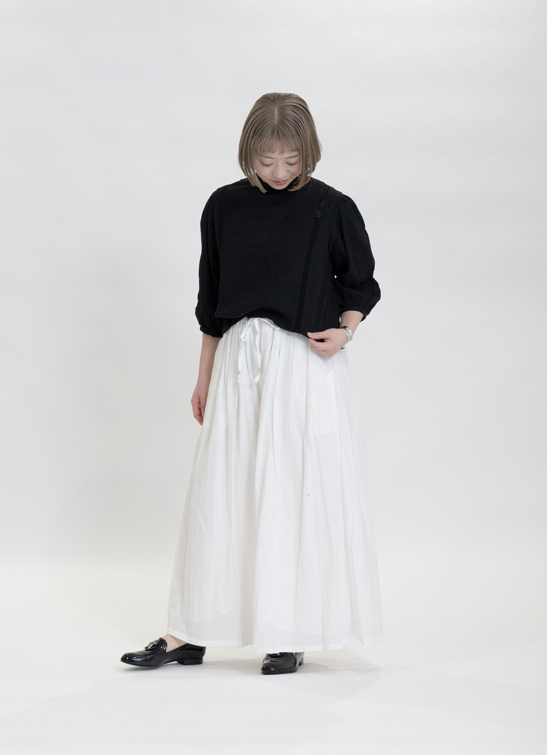 レースバックボタンブラウス