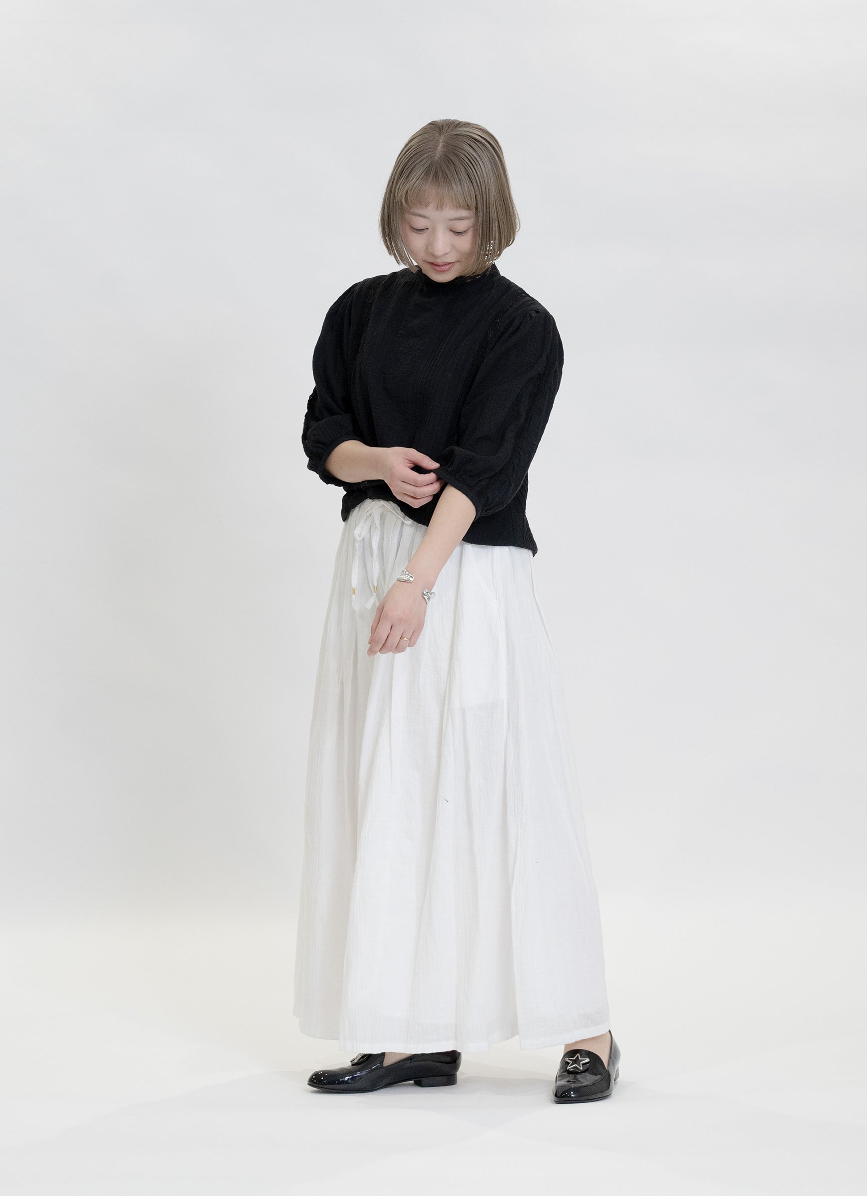 レースバックボタンブラウス