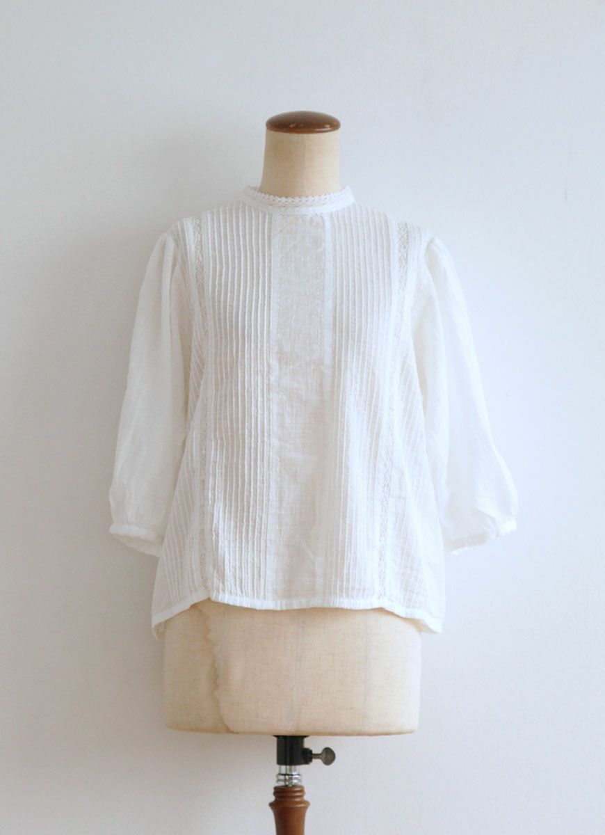 レースバックボタンブラウス