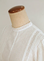 レースバックボタンブラウス