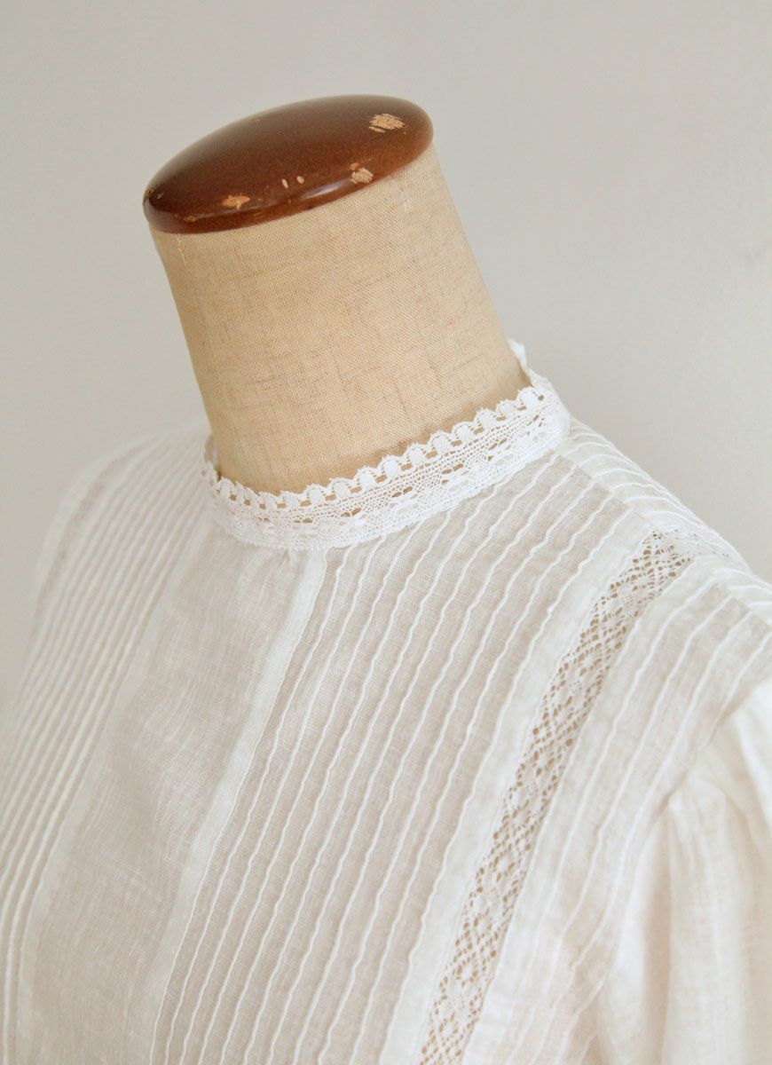 レースバックボタンブラウス