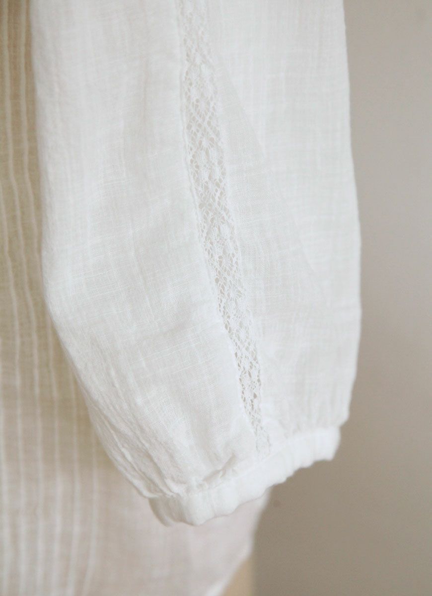 レースバックボタンブラウス