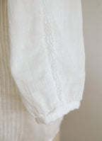 レースバックボタンブラウス